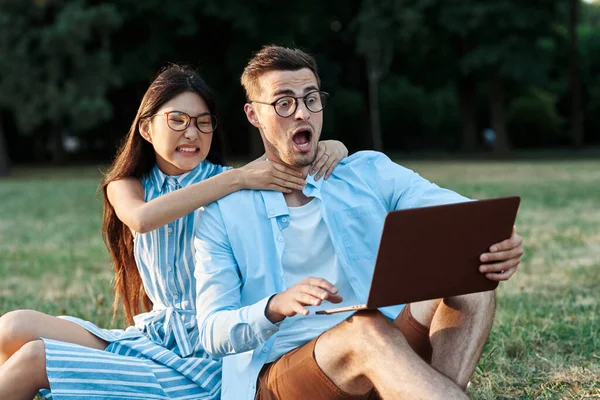 Jeunes Étudiants Avec Ordinateur Portable Assis Sur Pelouse — Photo