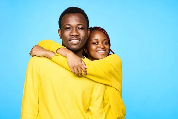 Jovem Belo Casal Posando Estúdio Fundo Azul — Fotografia de Stock