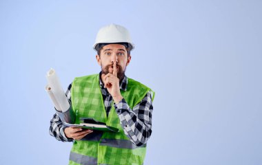 Stüdyoda genç bir erkek işçi.