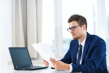 Ofiste belgelerle çalışan bir işadamı. 