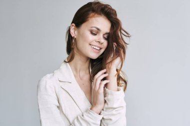 Stüdyoda poz veren güzel bir kadın. Moda fotoğrafçılığı