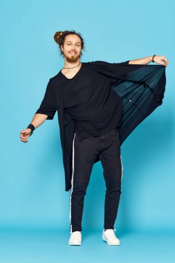 Stüdyo çekimi. Rastalı yakışıklı genç erkek dansçı.                                