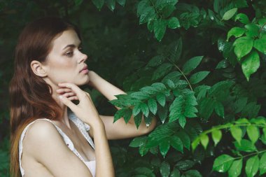 Parkta poz veren güzel bir kadın.