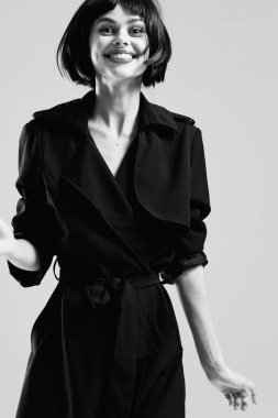 Stüdyoda poz veren güzel bir kadın. Moda fotoğrafı. 