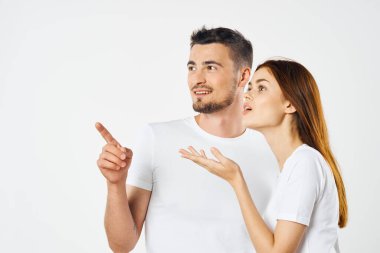 Stüdyodaki genç çift izole edilmiş arka planda. 