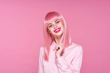 Stüdyoda poz veren pembe peruklu güzel bir kadın. 