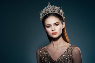Stüdyoda poz veren taç giymiş güzel bir kadın. Yüksek kalite fotoğraf