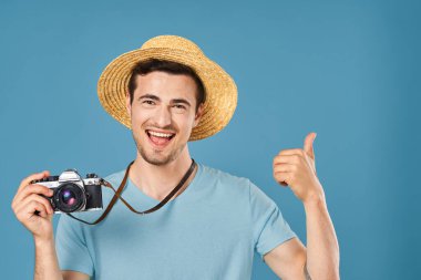 Soyutlanmış arka planda genç ve yakışıklı fotoğrafçı