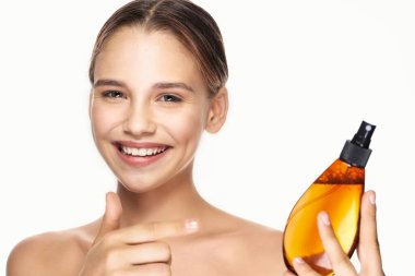 Stüdyoda saç spreyi kullanan güzel bir kadın. 