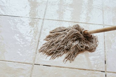  Banyoda ıslak zemini paspasla yıkamak.                       