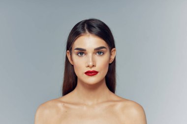 Dudaklarında kırmızı ruj olan güzel bir kadının portresi. Güzellik, moda fotoğrafçılığı 