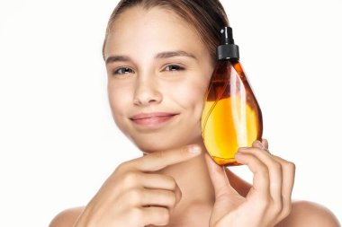 Stüdyoda saç spreyi kullanan güzel bir kadın. 