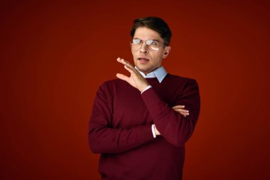 Stüdyoda izole edilmiş bir geçmişi olan genç adam 