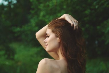 Parkta poz veren güzel bir kadının portresi..