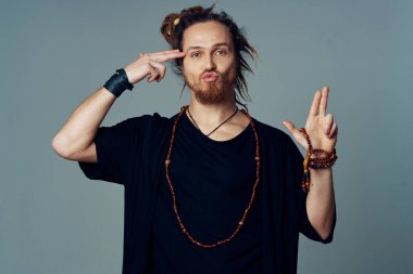 Genç anne stüdyoda poz veriyor.