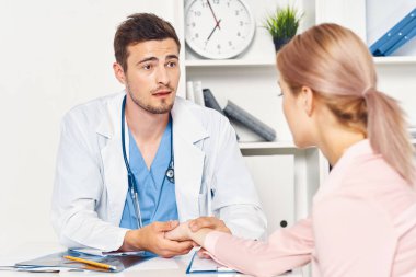 Genç doktor pratisyen ve hasta hastanede.