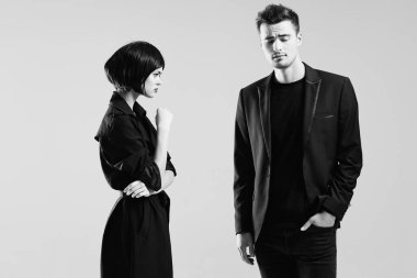 Stüdyoda poz veren güzel bir çift. Siyah ve beyaz.   