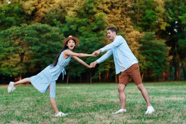 Genç çift parkta eğleniyor.  