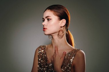 Stüdyoda poz veren güzel bir kadın. Moda fotoğrafçılığı