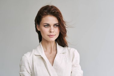 Stüdyoda poz veren güzel bir kadın.  