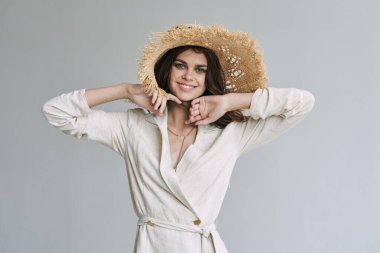 Hasır şapkalı güzel bir kadının portresi. Moda fotoğrafı.