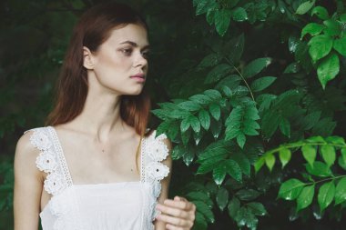 Parkta poz veren güzel bir kadın.