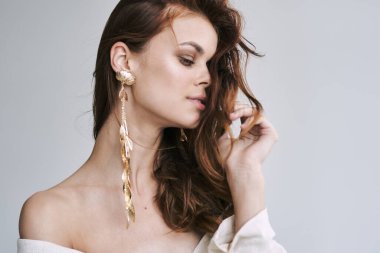 Stüdyoda poz veren güzel bir kadın. Moda fotoğrafçılığı