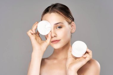 Stüdyoda güzel bir kadının portresi.