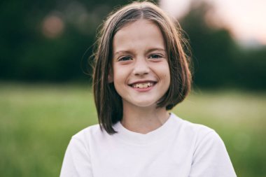 Genç tatlı kız papatya tarlasında eğleniyor.