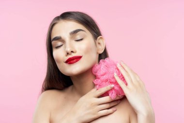 Cilt bakımı ve güzellik. Pembe arka planda bezi olan güzel bir kadının portresi.