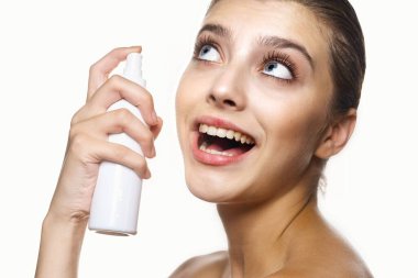 Stüdyo çekimi. Güzellik ürünüyle güzel bir kadının portresi. 