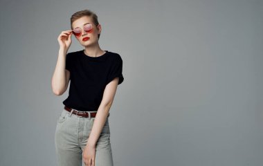 Stüdyoda poz veren güzel bir kadın.