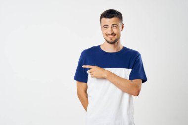 Stüdyoyu gösteren yakışıklı bir genç, izole bir geçmişi var.