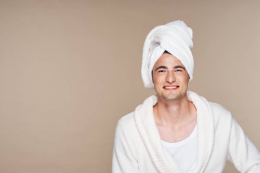 Bornozlu genç yakışıklı adamın stüdyo fotoğrafı. 