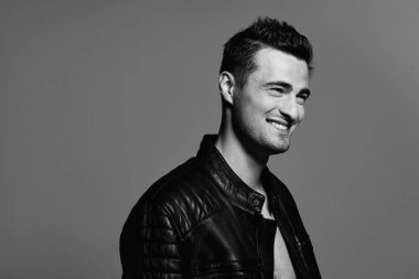 Deri ceketli genç yakışıklı adamın portresi. Stüdyo çekimi. Moda fotoğrafçılığı