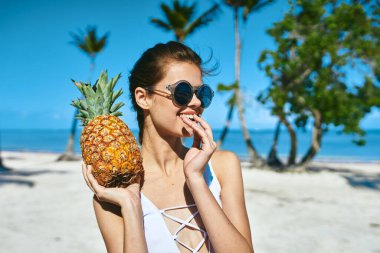 Ananaslı beyaz mayo giymiş bir kadın. Yüksek kalite fotoğraf