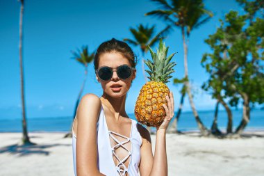 Ananaslı beyaz mayo giymiş bir kadın. Yüksek kalite fotoğraf