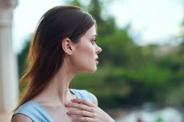   Tropikal tatil köyünde poz veren güzel bir kadın. 
