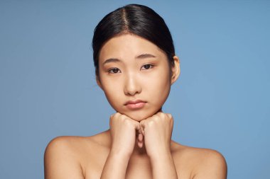 Asyalı güzel bir kadının portresi hüzünlü bir şekilde izole edilmiş.  