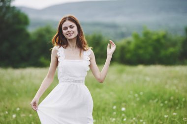 Kırsalda poz veren güzel bir kadın. 