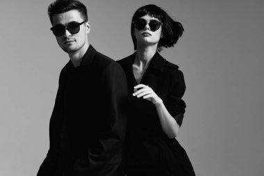 Stüdyoda poz veren güzel bir çift. Siyah ve beyaz