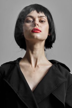 Stüdyoda poz veren güzel bir kadın.