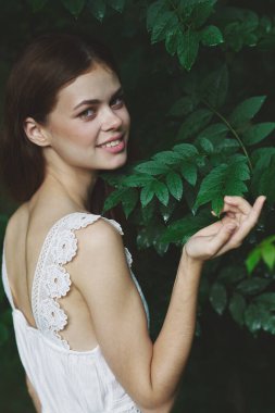 Parkta poz veren güzel bir kadın.