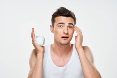 Genç yakışıklı adam tıraş oluyor.