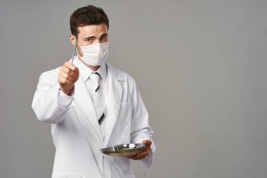 Stüdyoda tıbbi aletleri olan bir dişçi. İlaç, sağlık hizmetleri