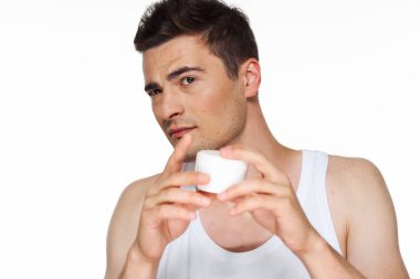 Stüdyo. Güzellik ürünleriyle genç yakışıklı adam.