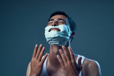 Genç yakışıklı adam tıraş oluyor.