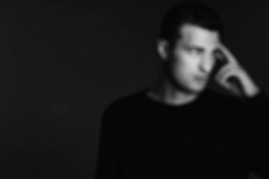 Stüdyoda poz veren yakışıklı genç adamın portresi. 