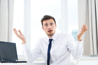 Ofiste oturan genç işadamının kafası karışmış. 