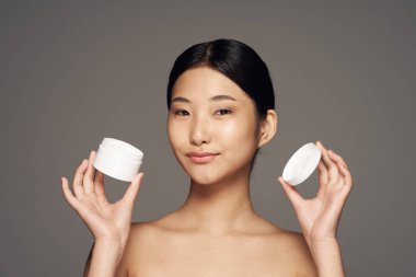 Genç ve güzel Asyalı bir kadının portresi.  